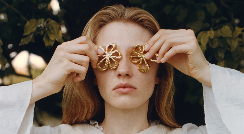 Zofia Chylak grijpt terug naar folktradities en verandert ze in luxe. Dit is de meest interessante Poolse collectie voor zomer 2025.