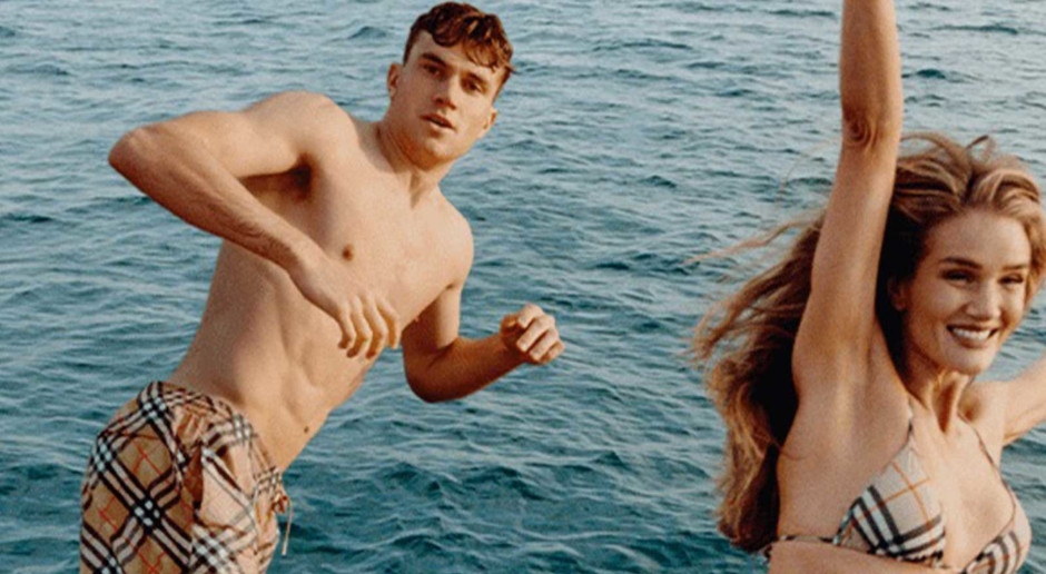 ¡El icónico traje de baño de Burberry vuelve a estar de moda! ¡El top de cuadros también!