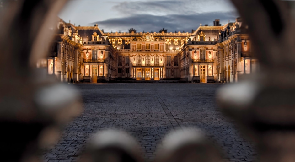 The stinking history of Versailles. Behind the mirrors, power, and gold lurked the scent of sweat, perfume, and feces.