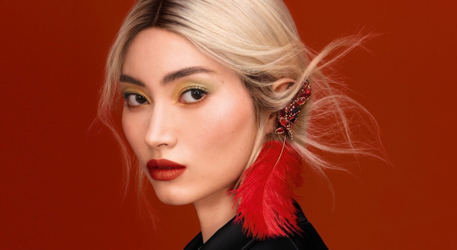 Guerlain presenta su colección de maquillaje Otoño 2025. Las plumas de aves y los bordados de joyas son como pequeñas obras de arte.
