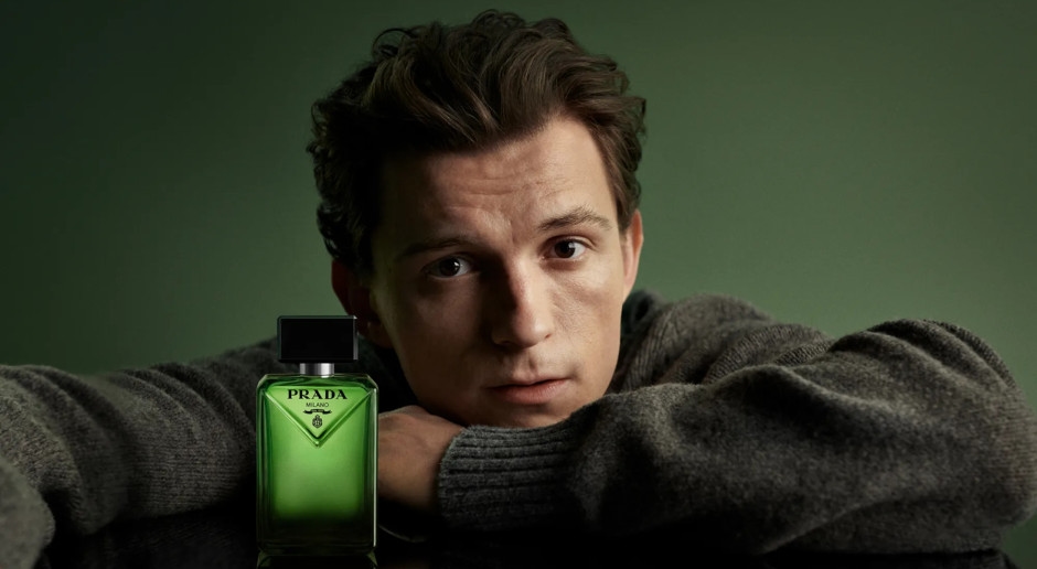 Tom Holland promociona el nuevo perfume de Prada. Comienza con bergamota de Calabria.