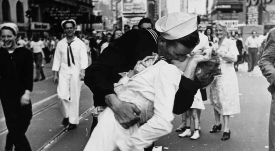 El famoso beso en Times Square cumple 80 años. Conoce la historia detrás de esta icónica foto.