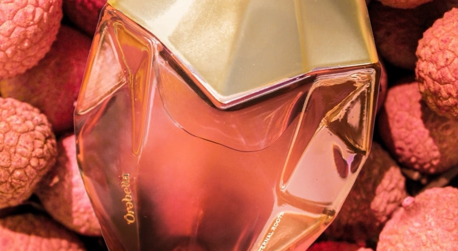 Bella Hadid presenta «Eternal Roots», la quinta fragancia de Orebella inspirada en la naturaleza y el poder de los recuerdos.