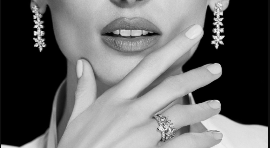 Anillo de compromiso y tipo de belleza: cómo elegir el color del metal y la piedra para resaltar la belleza natural de tu futura prometida