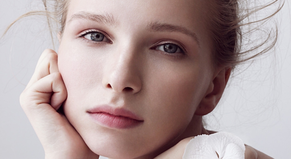 Estas uñas de moda para otoño e invierno de 2025 se inspiran en la luz de un ángel. ¿A quién le quedan mejor y cómo se crean las uñas de ángel?