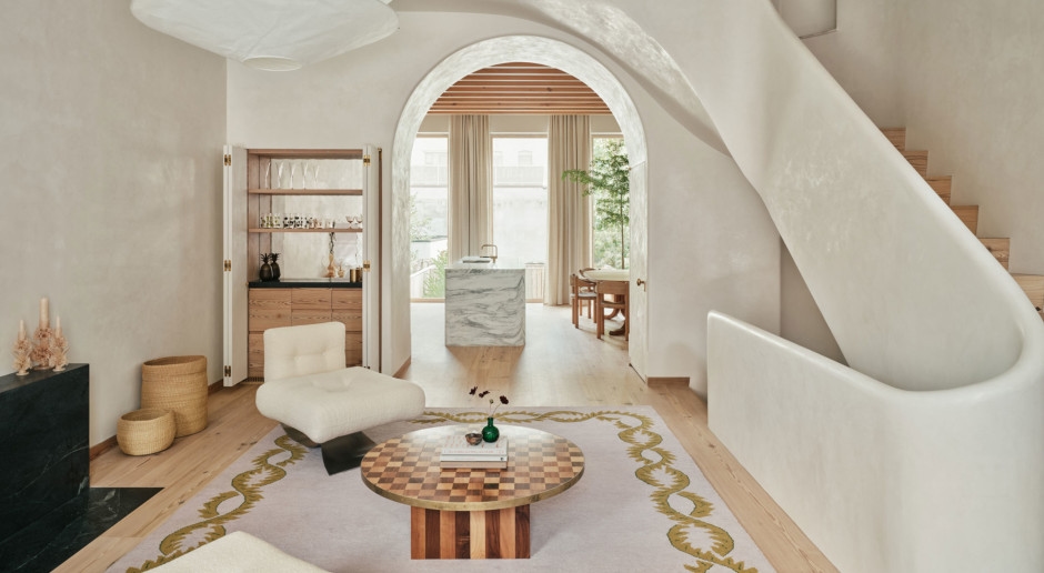 Questa casa è un'oasi di pace nel cuore di New York City. Al centro si trova una scala scultorea [FOTO]