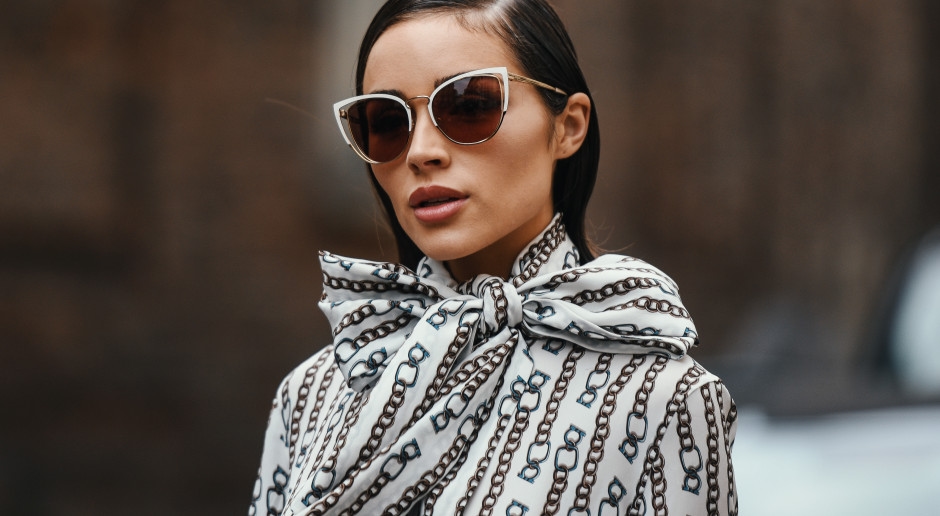 Luxus auf den Punkt gebracht: Wie Brillen zum neuen Statussymbol wurden und Verkaufsrekorde brechen.