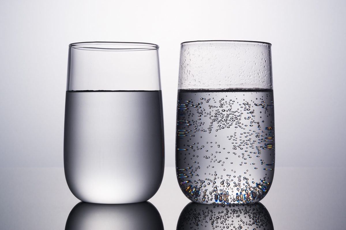 Bruisend of plat water? Nutri onthult de gezondste en meest hydraterende optie.