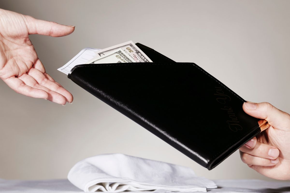 Kunde ist verwirrt, verrechnet den Betrag falsch und hinterlässt ein Trinkgeld von 27.000 R$