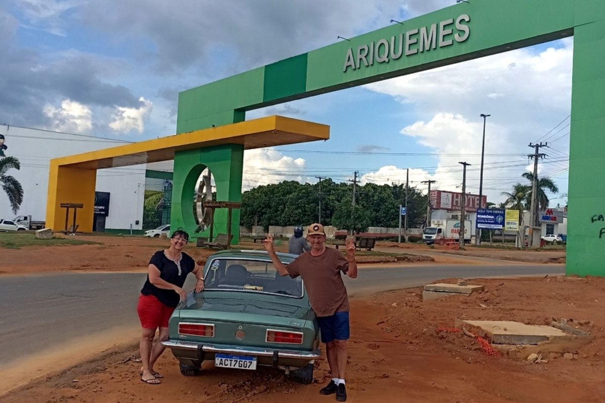 Crossing the country: couple travels 3,000 km in a 1977 Ford Corcel for a special reason.