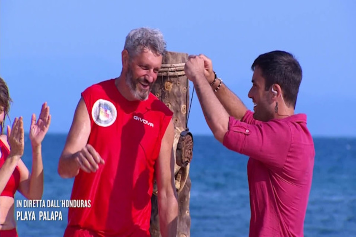 Ünlüler Adası, Omar Fantini kazananı mı? 'Salvini karşıtı' komedyen kimdir? Belli Svegli'de Discoradio'ya geri dönecek mi? Sarı