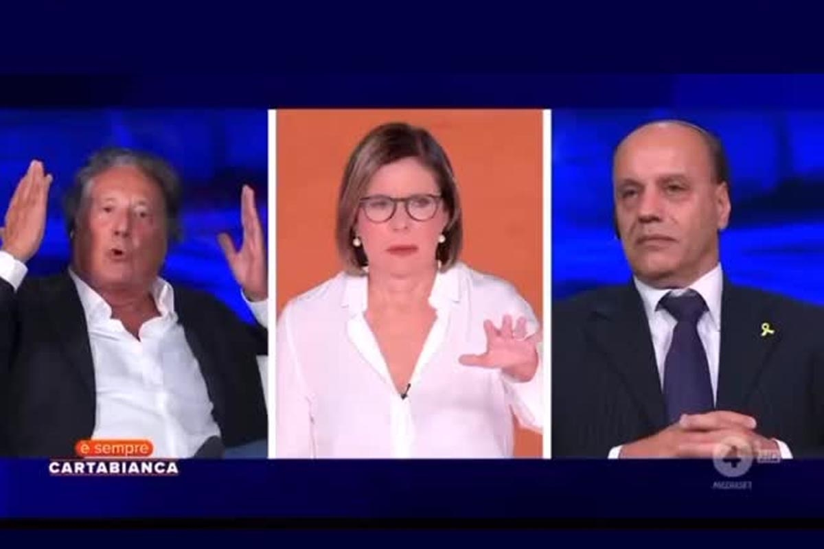C'est toujours Cartabianca/« Fasciste », « Connard, je vais te frapper » : Enzo Iacchetti et Eyal Mizrahi se bagarrent à la télé. Le studio est glacial, Berlinguer est froid.