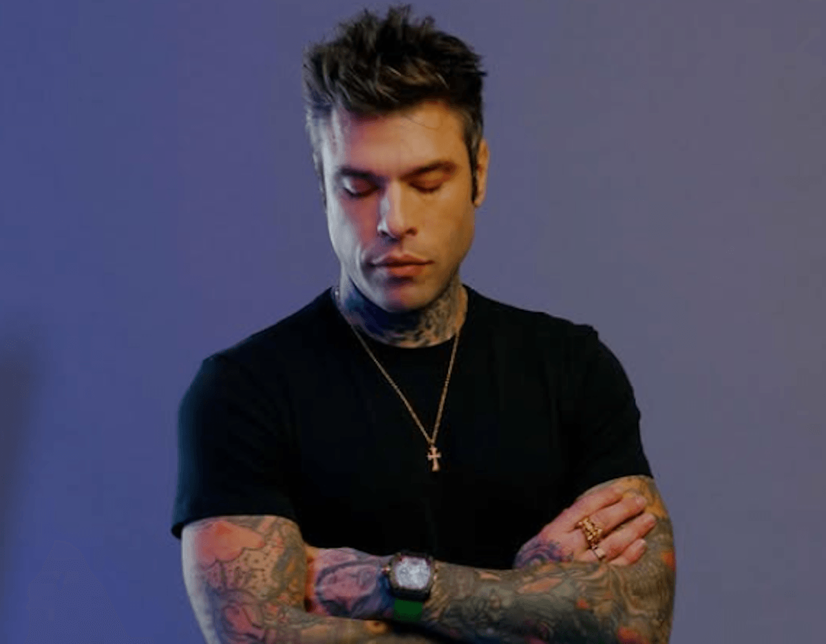 Fedez chante une chanson anti-Sinner : « Un pur-sang italien avec un accent hitlérien. » Il s'en prend également à Schlein.