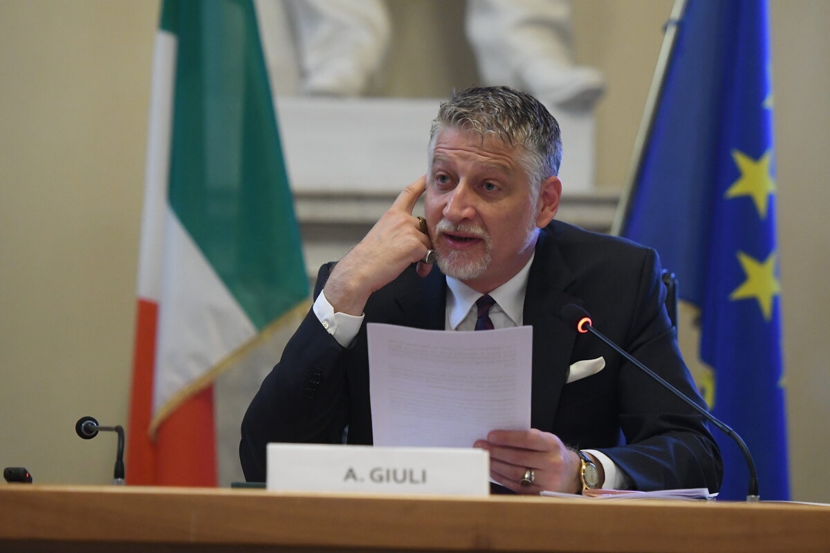 Premio Strega, è polemica: niente libri al ministro Giuli e lui diserta la finale. Poi la battuta su Geppi Cucciari