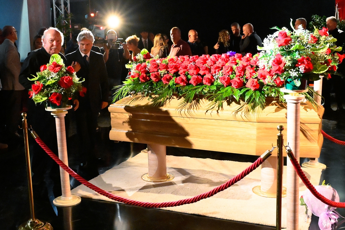 Ascolti tv, funerali Pippo Baudo: oltre 2,5 milioni di spettatori nel ricordo dell'icona del piccolo schermo