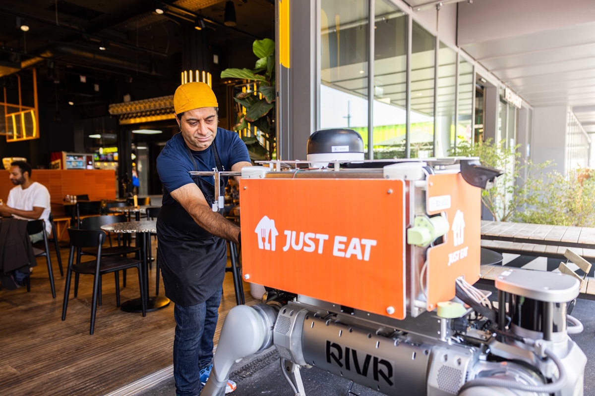 Just Eat test bezorging door robot-honden in Zwitserland: "Dit verlaagt de kosten met 40%."