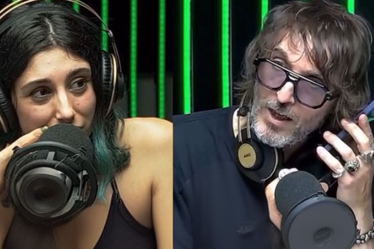 Podczas lotu prywatnym samolotem Fedez niespodziewanie dzwoni do La Zanzara i ostro krytykuje działacza Ultima Generazione: „Te oskarżenia są po prostu irytujące”.
