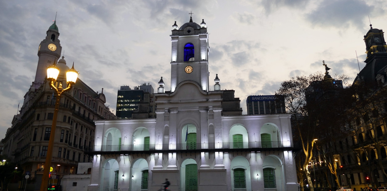 Cabildo, 300. yıl dönümünü 18. yüzyıl Buenos Aires'ine düzenlediği geziyle kutluyor.