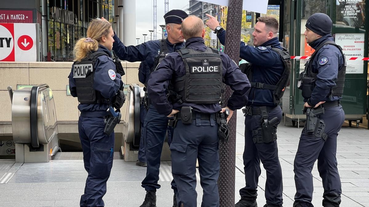 Französische Polizisten erschießen in der Nähe von Paris einen mit zwei Messern bewaffneten Mann