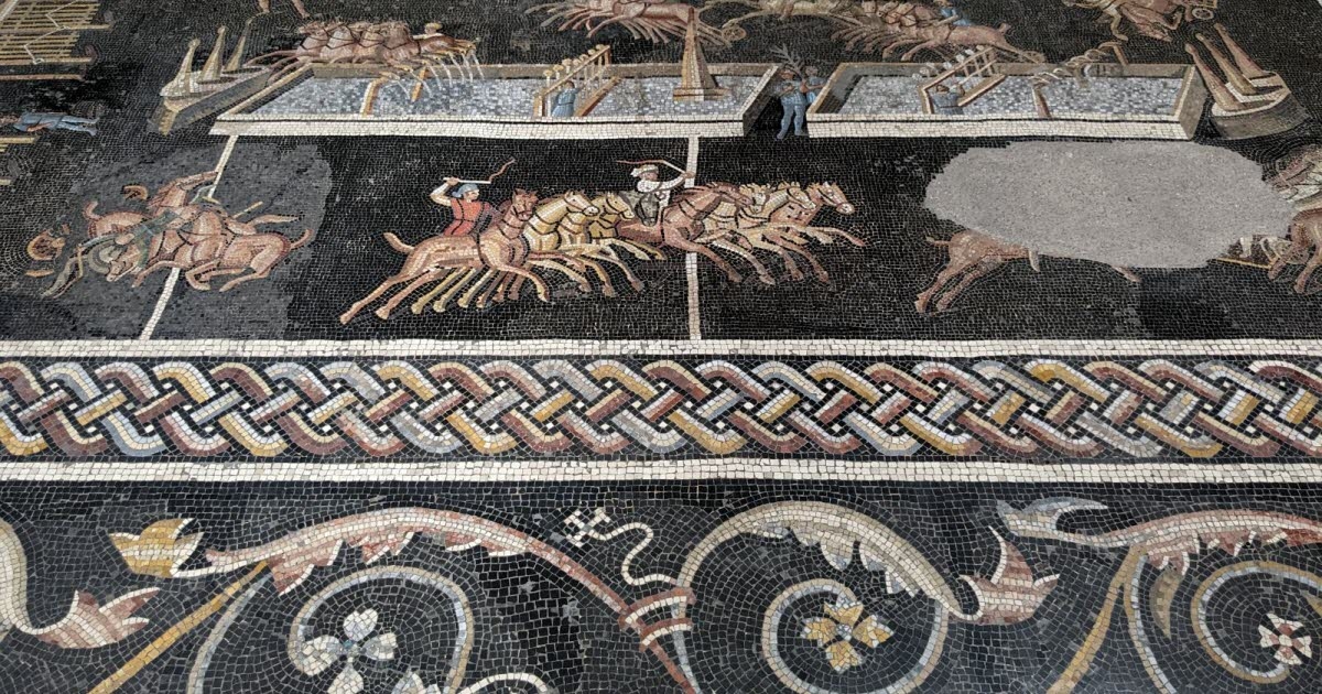 Lyon. Carrera de carros, caza del jabalí: dos mosaicos galorromanos descubiertos por un farmacéutico en el distrito de Ainay.