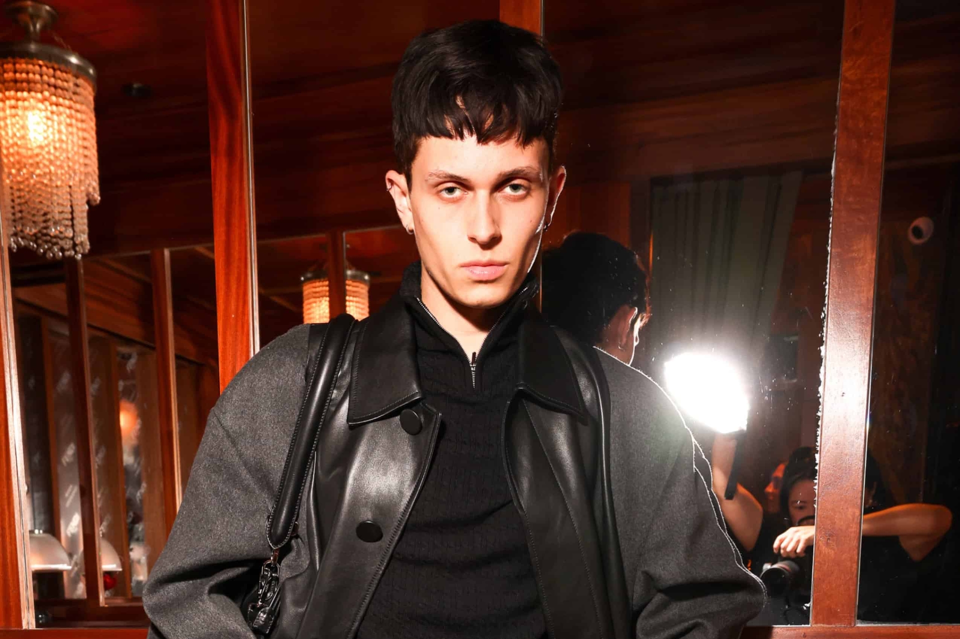 Jake Fleming quiere que te diviertas con la moda, pero recuerda hacer tu tarea de diseño.