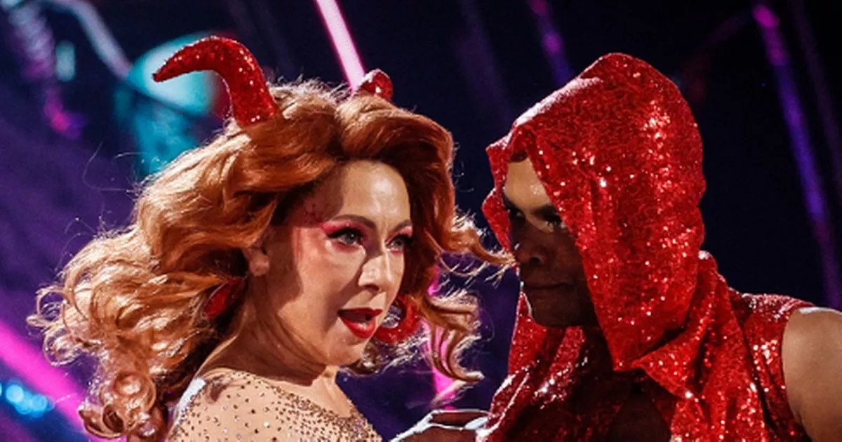 Les fans de Strictly Come Dancing choqués après la prestation d'Alex Kingston sur une chanson à caractère pornographique