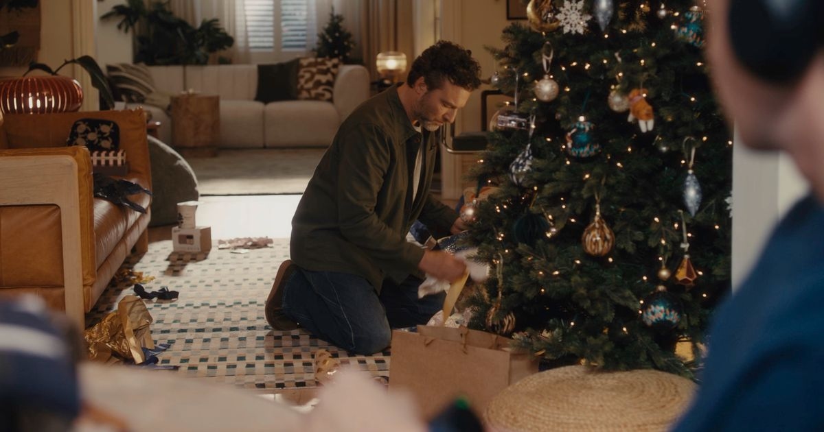 Anuncio navideño de John Lewis 2025: productos a la venta, incluido un tocadiscos.