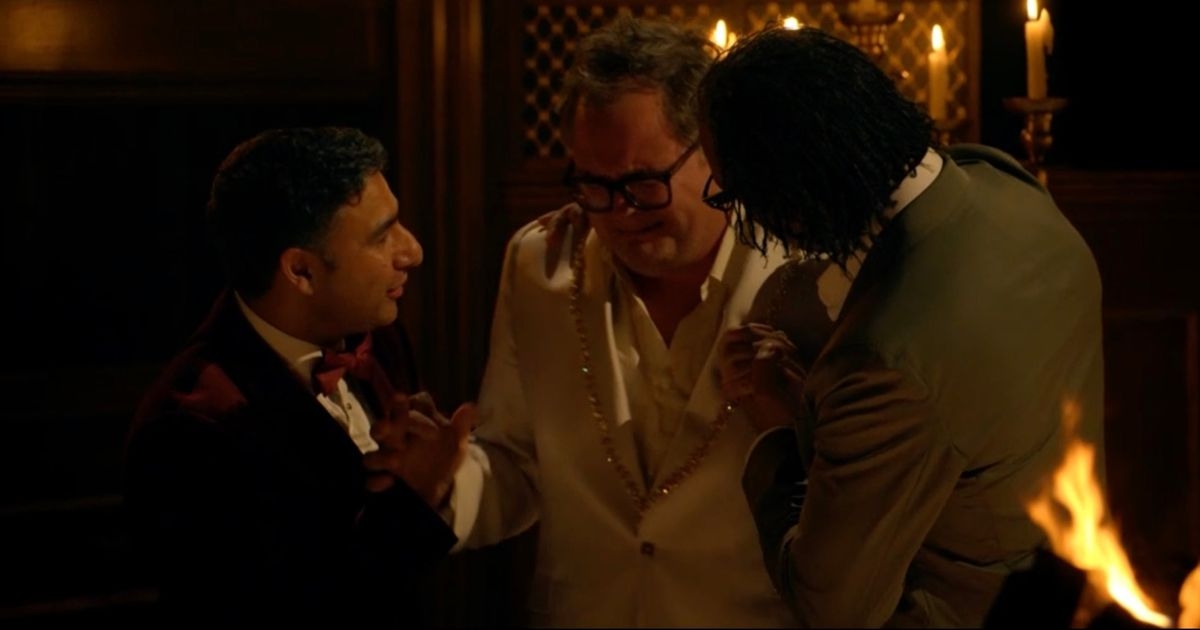 Alan Carr mówi, że kłamstwa Celebrity Traiters „rozdarły go na strzępy”, gdy szlocha nad zwycięstwem