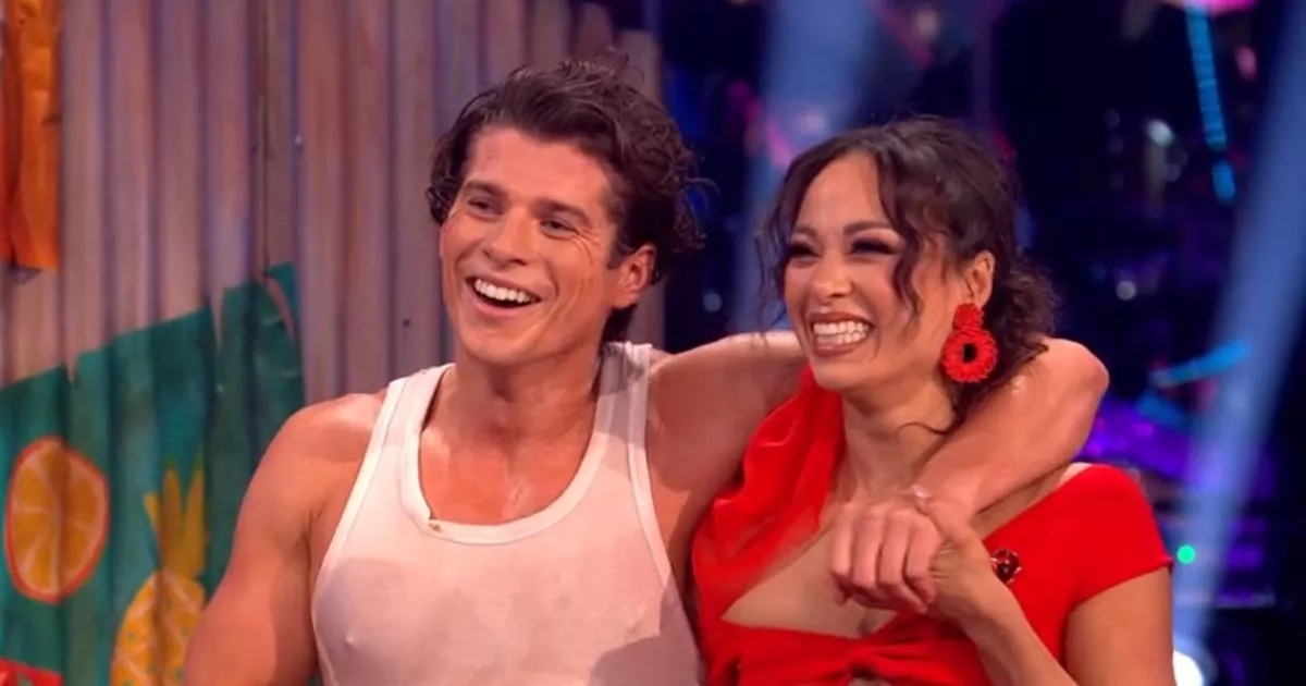 Lewis Cope, do Strictly Come Dancing, apoia a estrela de Traitors para substituir Claudia Winkleman e Tess Daly.