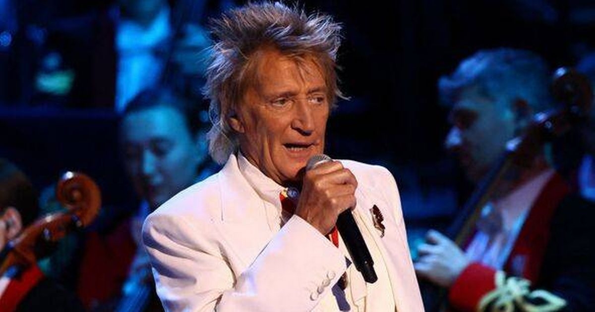 A apresentação de Sir Rod Stewart no Festival da Lembrança divide opiniões entre os telespectadores da BBC.