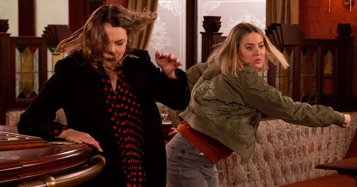 Pelea de gatas en Coronation Street: Abi golpea a Tracy tras el engaño de Carl.