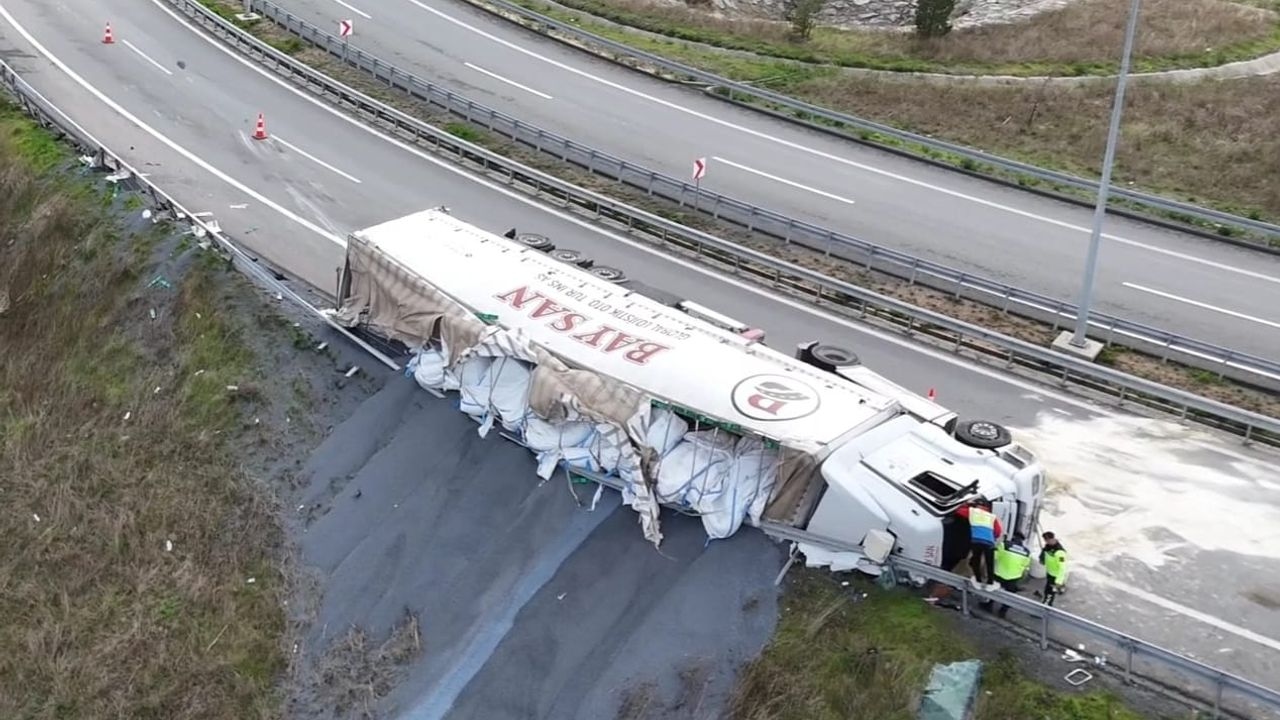 Ciężarówka przewróciła się po tym, jak nie zdołała pokonać zakrętu w Arnavutköy.