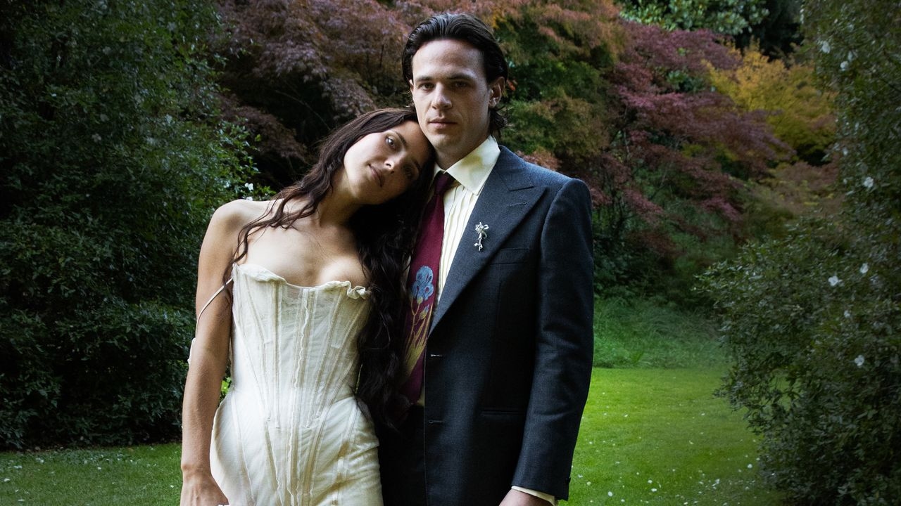 Bu gelin, tasarımcı Dilara Findikoglu'nun masalsı gelinliğini tercih etti