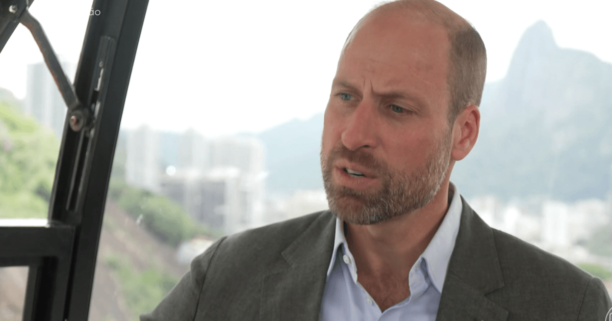 Prins William zegt dat zijn kinderen geen mobiele telefoons hebben en dat hij openlijk met hen over Kates kanker heeft gesproken.