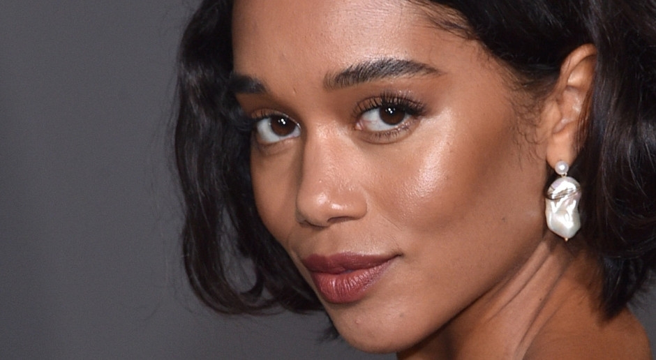 Fragen Sie im Herbst 2025 Ihren Friseur nach dem Soft Box Bob. Er ist der Inbegriff mädchenhaften Charmes.