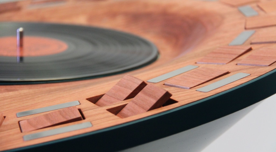 Das ist kein gewöhnlicher Plattenspieler. Es ist eine bewegliche Skulptur, die die Musik „fühlt“.