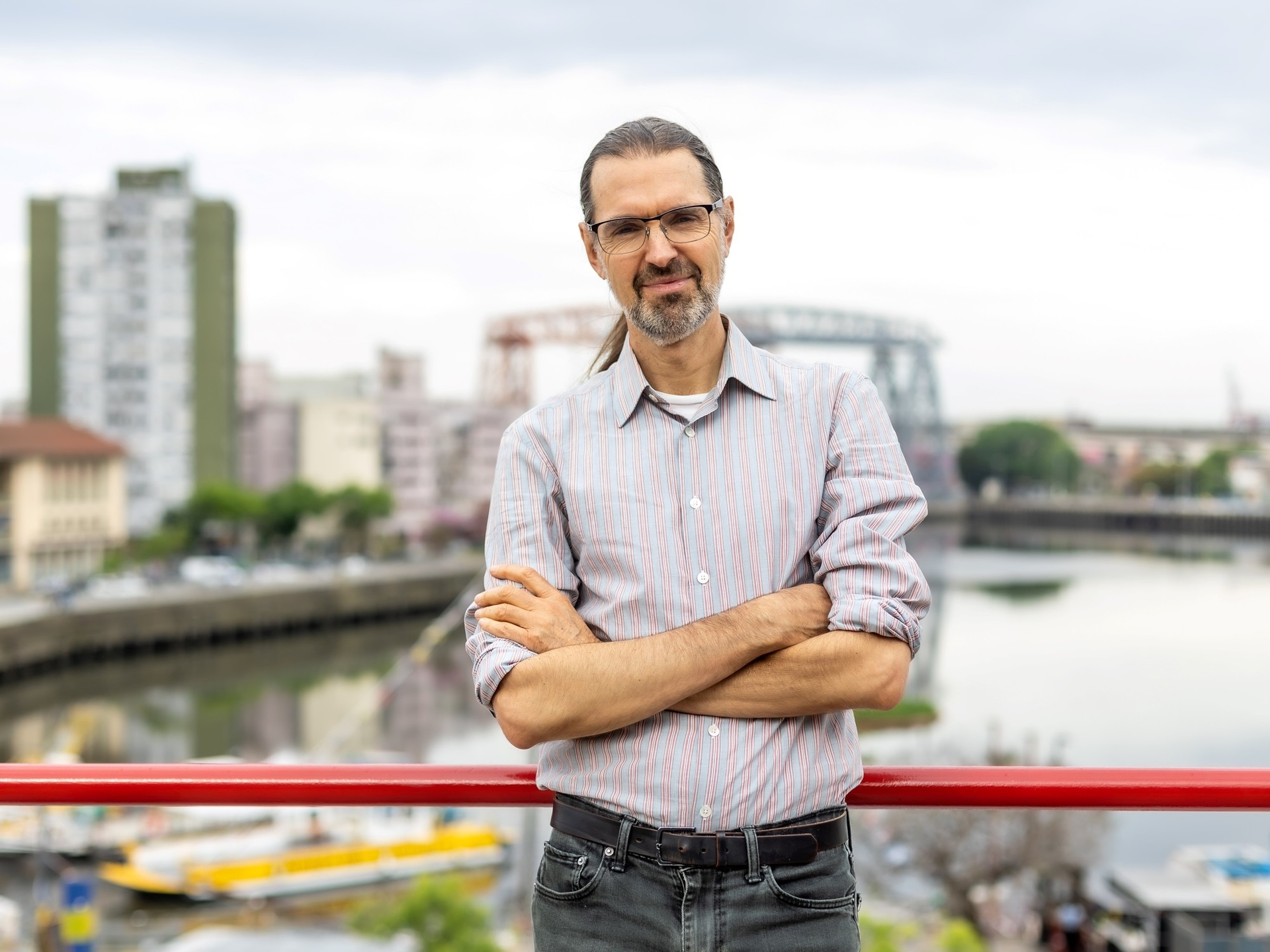 Daniel Canogar: a arte de sujar as mãos com lixo digital