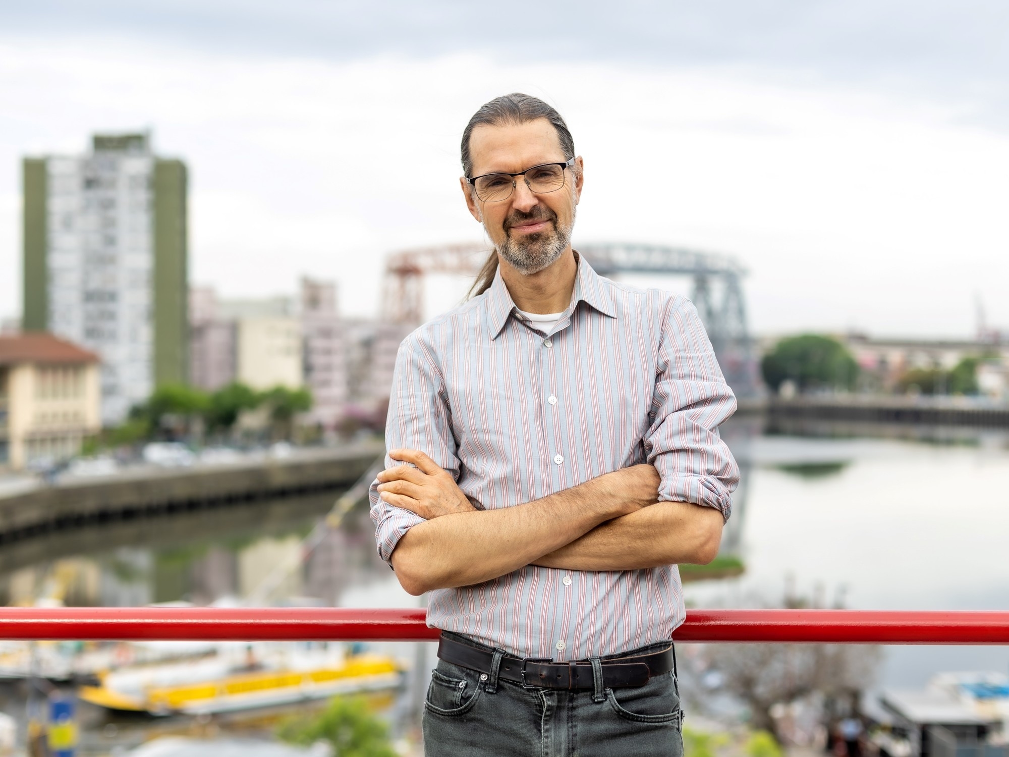 Daniel Canogar: a arte de sujar as mãos com lixo digital